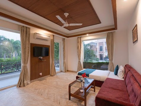 Plungee Pool Room - View 3